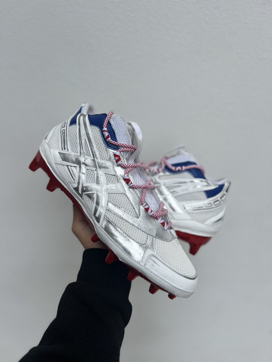 .@TheShoeSurgeon transformed the ASICS Gel-1130 into to 1-of-1 cleats for @VonMiller 🔥