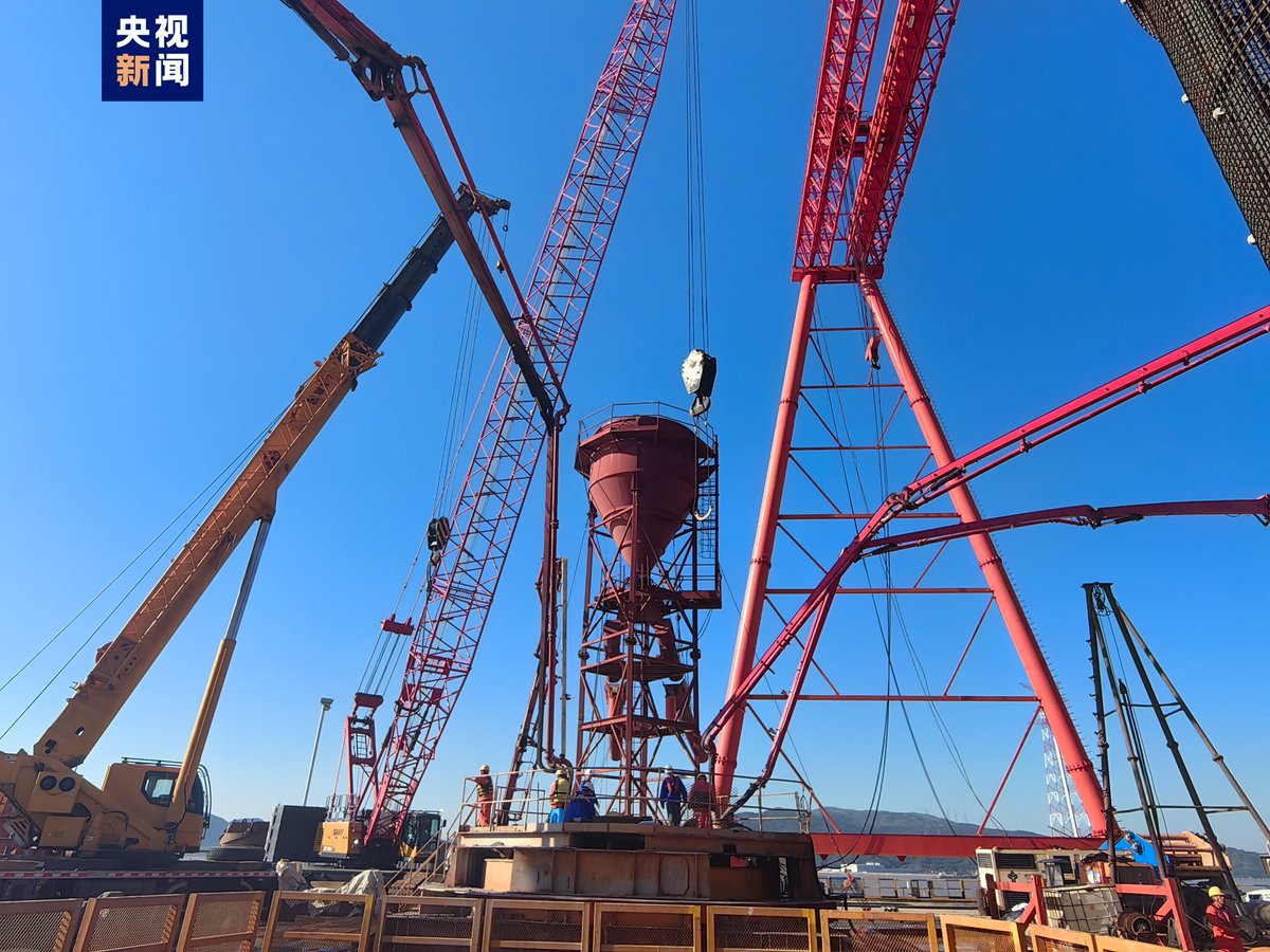 The Xihoumen Highway and Railway Bridge marked phased progress when 18 drill piles, each with a diameter of 6.3 meters - the world's largest - were injected with cement on Sun. The bridge is dubbed the world's longest super sea-crossing bridge with a total length of 3,118 meters.