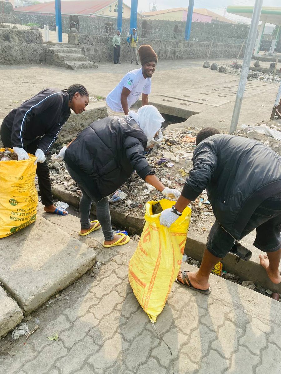 DEC_Organisatio's tweet photo. Filles comme les garçons, tous dans le ramassage des plastiques dans la ville de Goma. Ces plastiques pèsent énormément sur les biodiversités des eaux du lac Kivu mais aussi sur les changements et réchauffement climatique, c'est pourquoi nous les cambattons @b_jaehee @Yale https://t.co/AH569MBg0D