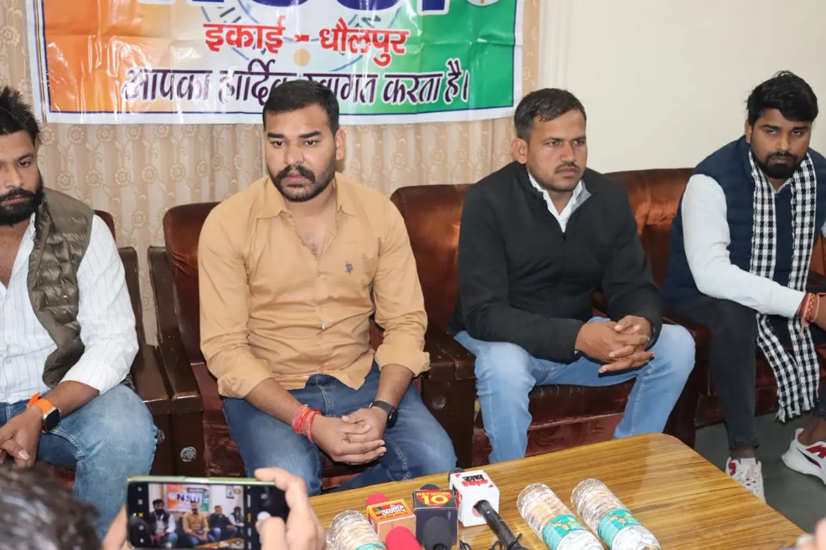 NSUIRajasthan's tweet photo. 📍 धौलपुर - "राजस्थान में जिले स्तर पर युवाओं की मजबूत आवाज बनें बेहतर वक्ता" इस मुहीम को लेकर "आवाज - यात्रा" तीसरे दिन धौलपुर पहुंची, यहां प्रदेश प्रवक्ता अमरदीप परिहार जी ने एनएसयूआई कार्यकर्ताओं एवं युवाओं के साथ एनएसयूआई की रणनीति साझा की। https://t.co/kdBCmrPbbR