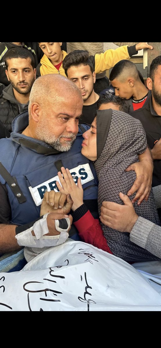 basicbrowngalll's tweet image. Family photos should not be like this.
Holding hands should not be like this. The world should not be like this. Palestinians should not have to suffer like this or die like this. This is beyond cruel!! This is fucking genocide!! I'M SOOO ANGRY!!!! HATE THIS WORLD!!
@WaelDahdouh