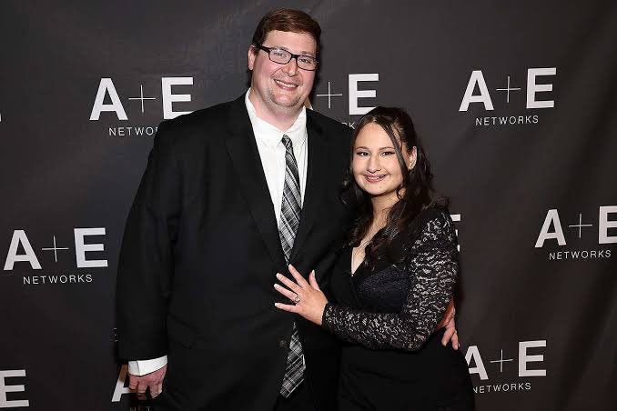 Billie Eilish as Gypsy Rose Blanchard’s husband #GoldenGlobes