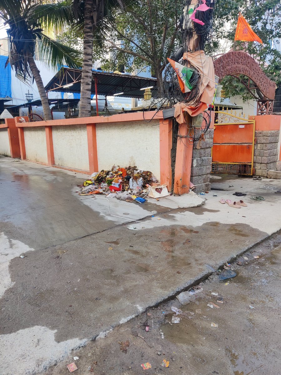 krantimohan6666's tweet image. Hi @revanth_anumula sir, Kondapur residents need urgent help with the garbage situation. the system here seems ineffective. Without immediate action, the frustration might spill into VIP areas. Let's address this issue together! #GarbageProblem #KondapurResidents #GHMCActionNeede