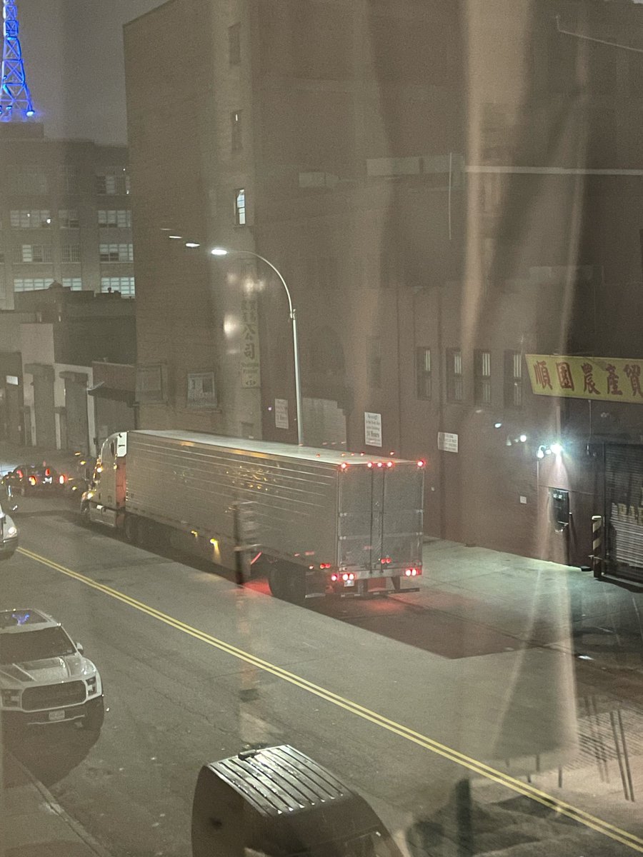 DaniMacPhoto's tweet photo. @nyc311 idling semi truck outside of Washington Produce. This is a weekly occurrence every Sunday evening (7pm - 5am). Our whole building fills with exhaust from these trucks. I've filed 3 complaints with the city and here we are again. Please do something. @stop_idling_nyc https://t.co/b96aG2auZk