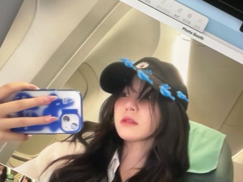 jihoenr's tweet photo. Eager to alleviate the tedium that clung to the hours spent aloft, I sought solace in the contemporary phenomenon of photobooth indulgence, utilizing the sophisticated capabilities of my MacBook to engage in this visual escapade. https://t.co/MkcJwtav8P