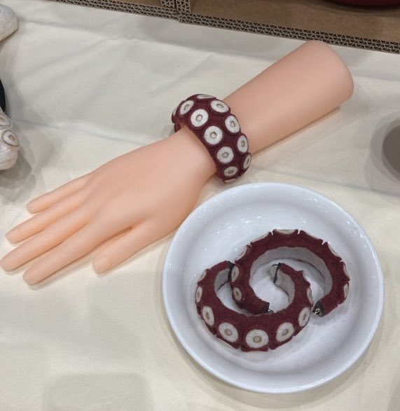 metameta_hat's tweet photo. 🐙 ＼HMJまであと5日！／ 👁️

タコ足・邪眼シリーズに加えて新作のおでんシリーズも加わった過去最大級の品揃えに注目だ🍢

1/13、14両日　東京ビックサイト
ブースNo K51,52

https://t.co/45g2e2QT4u
@hmj_fes https://t.co/61ZGktK1fD