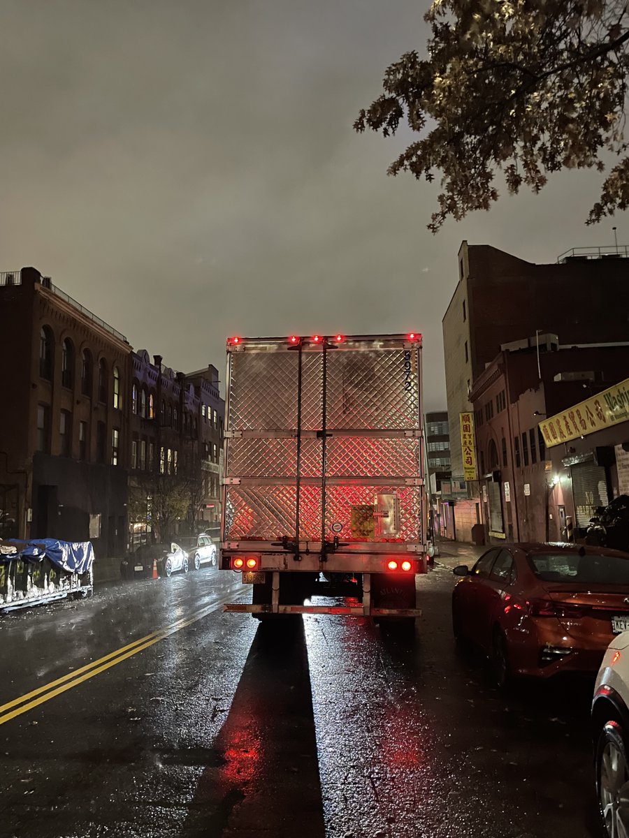 DaniMacPhoto's tweet photo. @nyc311 idling semi truck outside of Washington Produce. This is a weekly occurrence every Sunday evening (7pm - 5am). Our whole building fills with exhaust from these trucks. I've filed 3 complaints with the city and here we are again. Please do something. @stop_idling_nyc https://t.co/b96aG2auZk