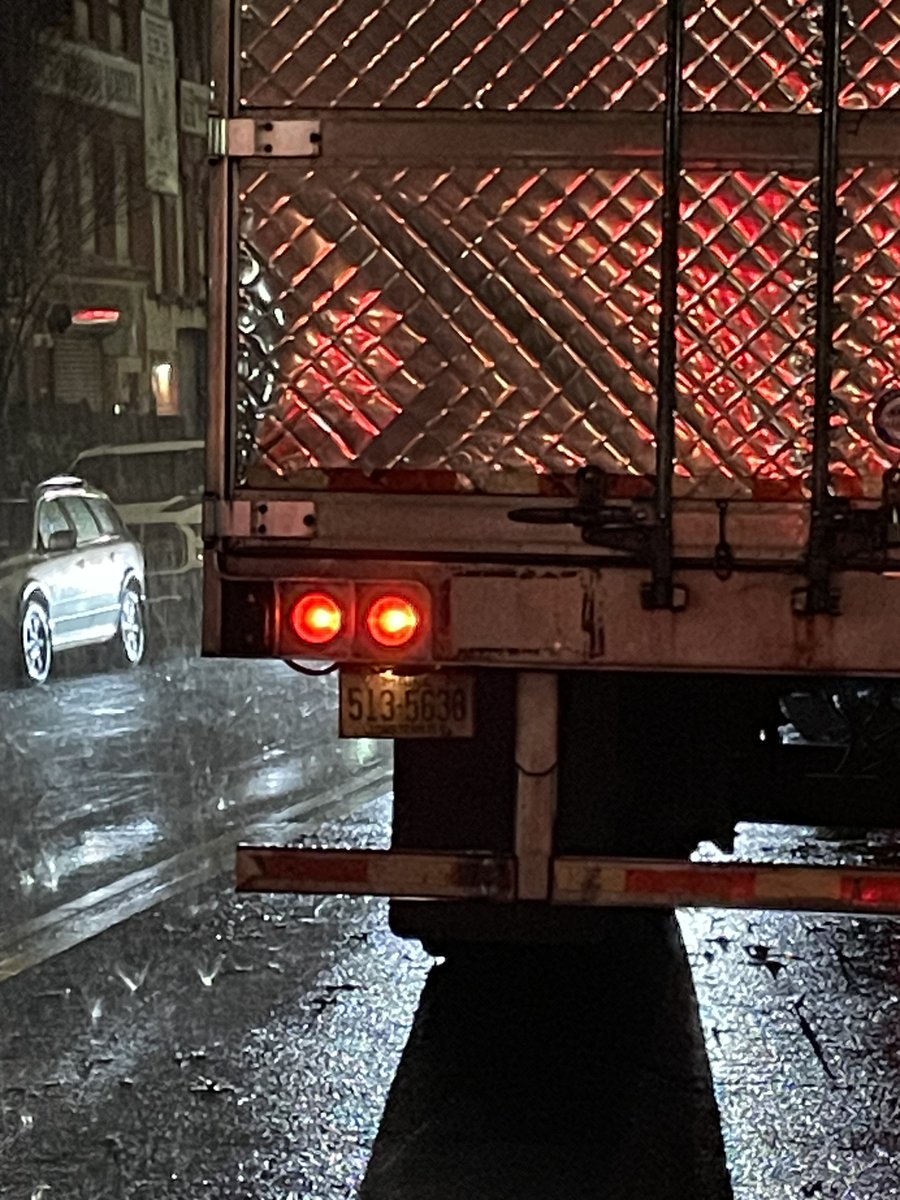DaniMacPhoto's tweet photo. @nyc311 idling semi truck outside of Washington Produce. This is a weekly occurrence every Sunday evening (7pm - 5am). Our whole building fills with exhaust from these trucks. I've filed 3 complaints with the city and here we are again. Please do something. @stop_idling_nyc https://t.co/b96aG2auZk