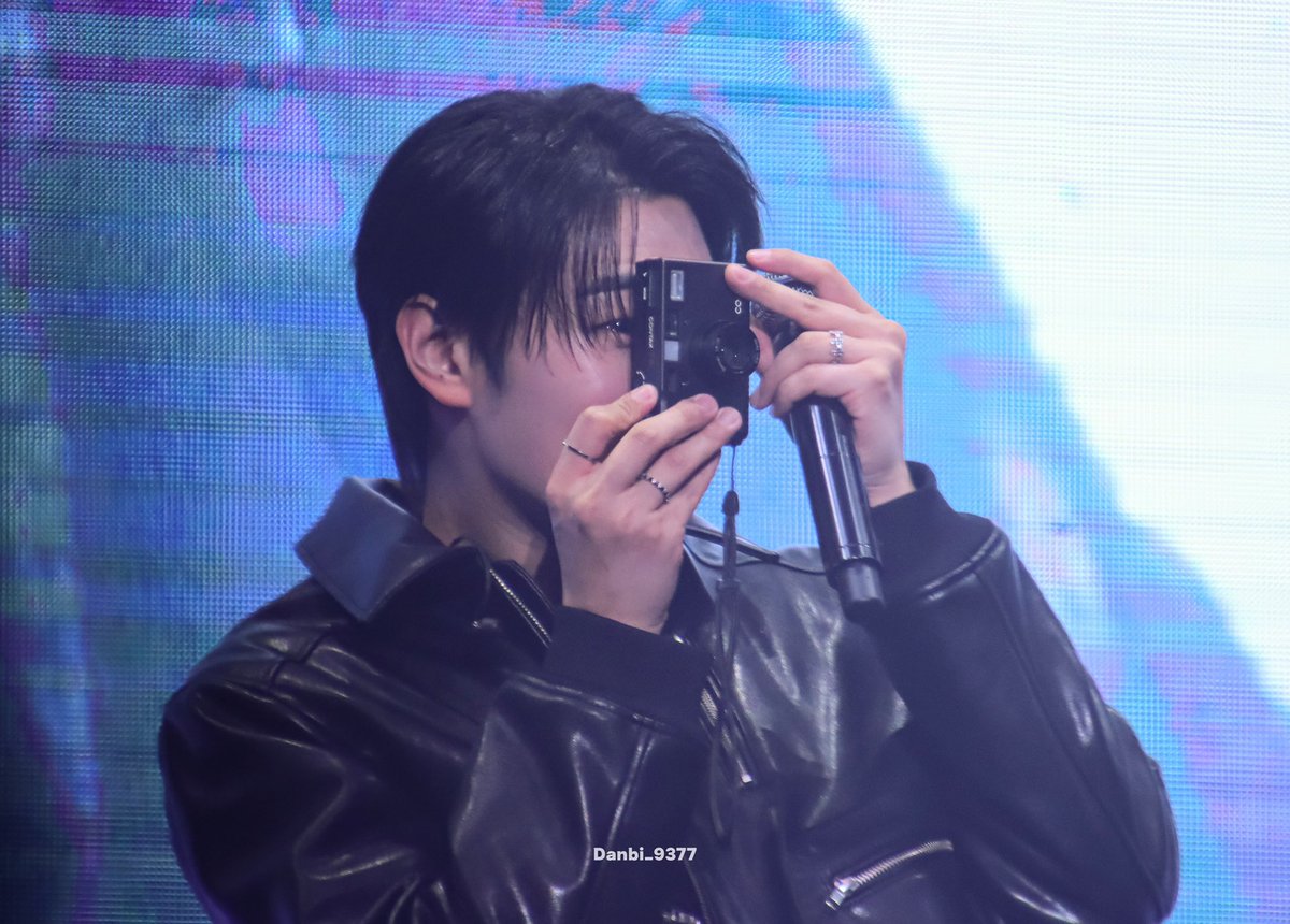 240107 박서함 팬미팅 <서로, 함께>
눈물 고인채로 팬들 사진 찍어주는..✨
#박서함 #PARKSEOHAM