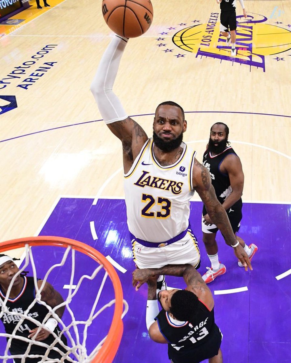 LakersLead's tweet photo. THIS LEBRON PHOTO IS TOO COLD 🥶 https://t.co/cLwJQeyja8