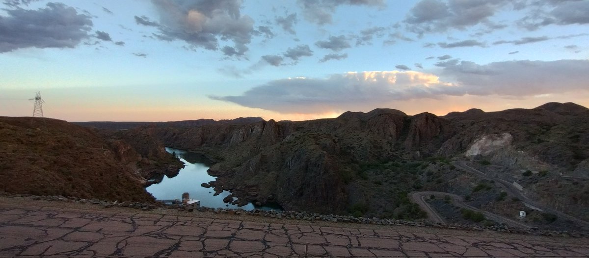 Escapada en moto de hoy hacia Los Reyunos, parecía una lluvia de fuego la lluvia sobre los campos.

Today's motorcycle gateways to Los Reyunos,  sky looked like set aflame from the storm clouds