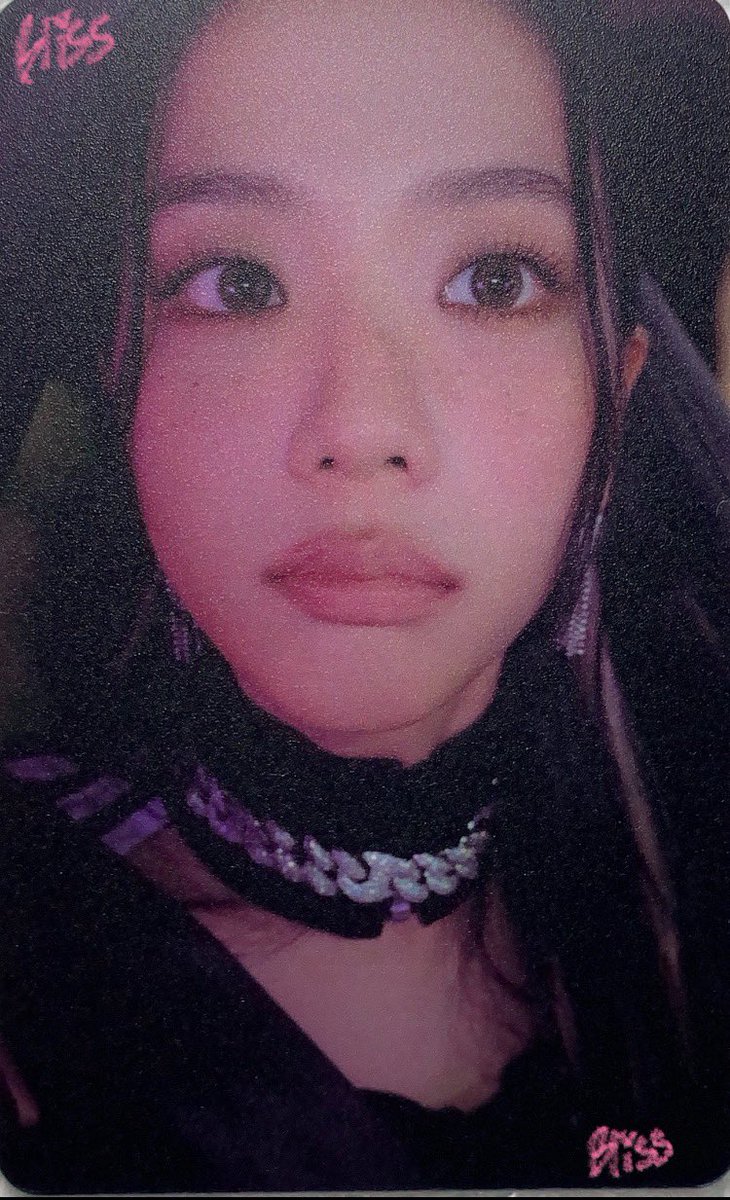 13L1SS's tweet photo. [SCAN]

#JISOO ‘BORN PINK’ KMstation 1.0 POB SCAN (front and back) https://t.co/CrCBxoIRUN