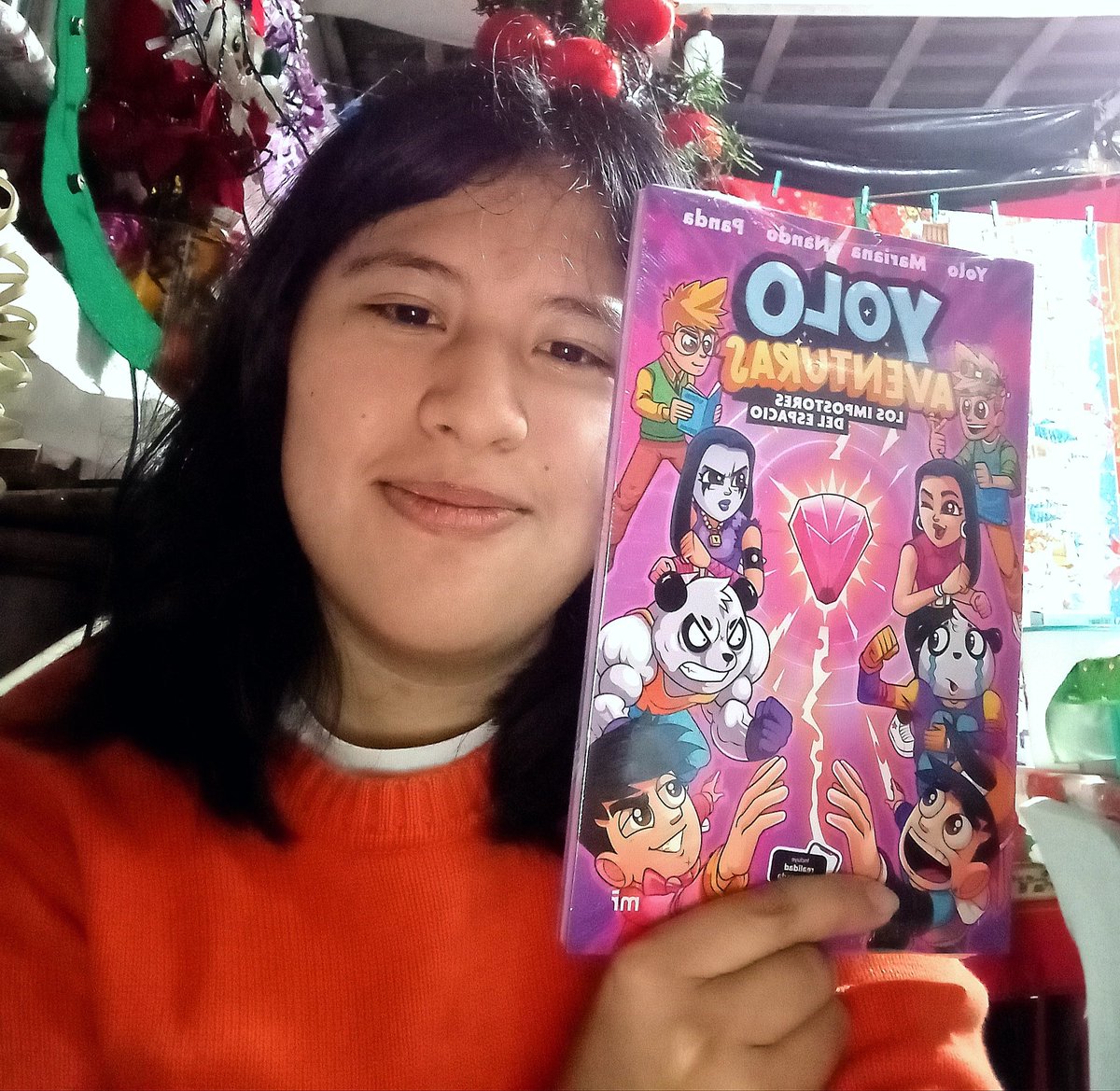 KGAventurera's tweet photo. Bueno ahora sí les mostraré esto de verdad estoy feliz porque me costó conseguirlo en verdad lo estaba esperando y sinceramente se los digo si no llegaba aquí a mi ciudad ya no lo iba a comprar pero por fin llegó a una librería y ya tengo es el nuevo libro de Yolo Aventuras 🥳 https://t.co/I28EjYnnig