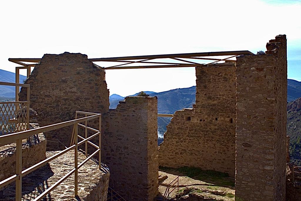 Una estudiante de la UGR pone en valor el patrimonio arqueológico del Castillo de Lanjarón
El Centro de Estudios Históricos del Valle de Lecrín y La Alpujarra (CEHVAL), del que es socia la estudiante, colabora en este proyecto de dinamización territorial