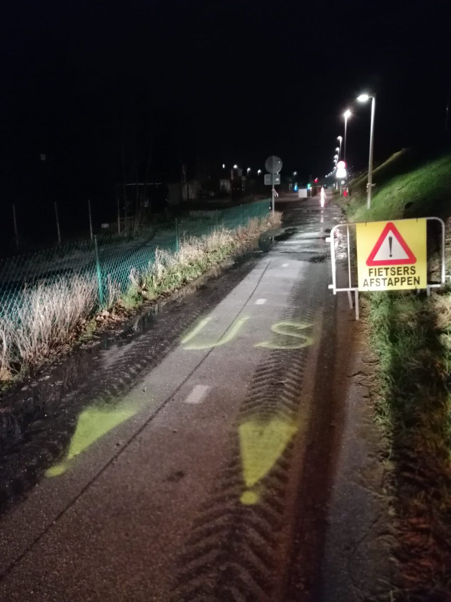 Onze wegen en fietssnelwegen zijn gestrooid. Opgelet ter hoogte van kruispunt Volderstraat F7 aan Deinze-station. Die ene ijsplek krijgen we maar niet weg.