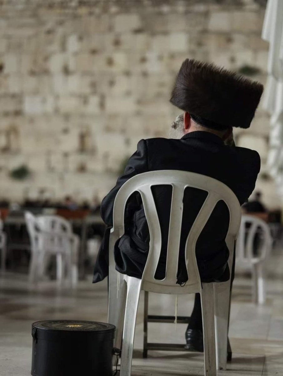 yakoov_cohen's tweet photo. "El Eterno esta cerca de todos aquellos que lo invocan, que lo invoquen de verdad"
(Salmo 145-18)
No te preocupes, ármate de Emuna, (de la pura Fe en el Creador) y recuerda que Él esta siempre cerca de ti, aún en ese momento difícil o lugar, ahí encontraras una gran Luz! https://t.co/ZIMQHvO5xb