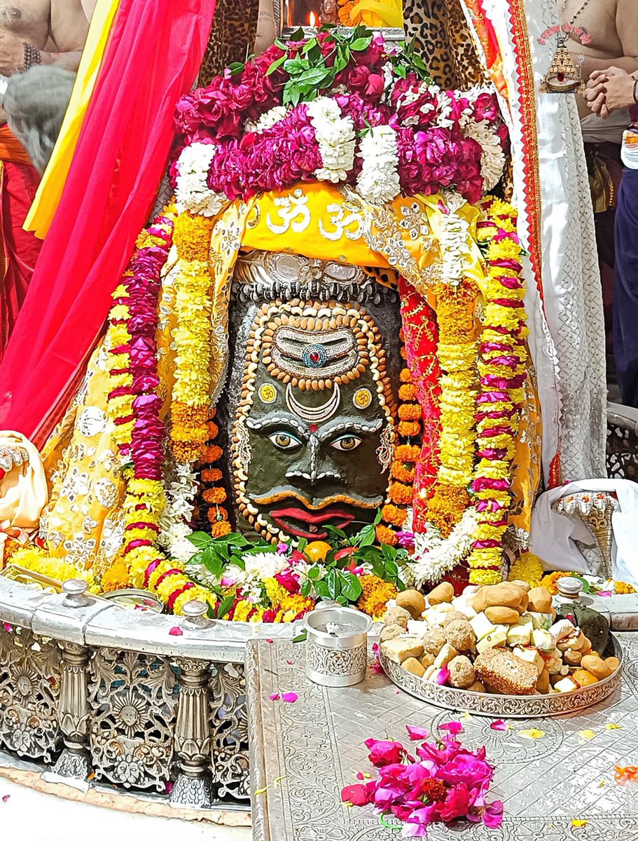 Mahadev_Hearts's tweet photo. श्री महाकालेश्वर ज्योतिर्लिंग जी के आज के भस्म आरती श्रृंगार दिव्य दर्शन 08.01.2024

#Mahakleshwar #Mahakaal
#HarHarMahadevॐ https://t.co/oL7DZoSium