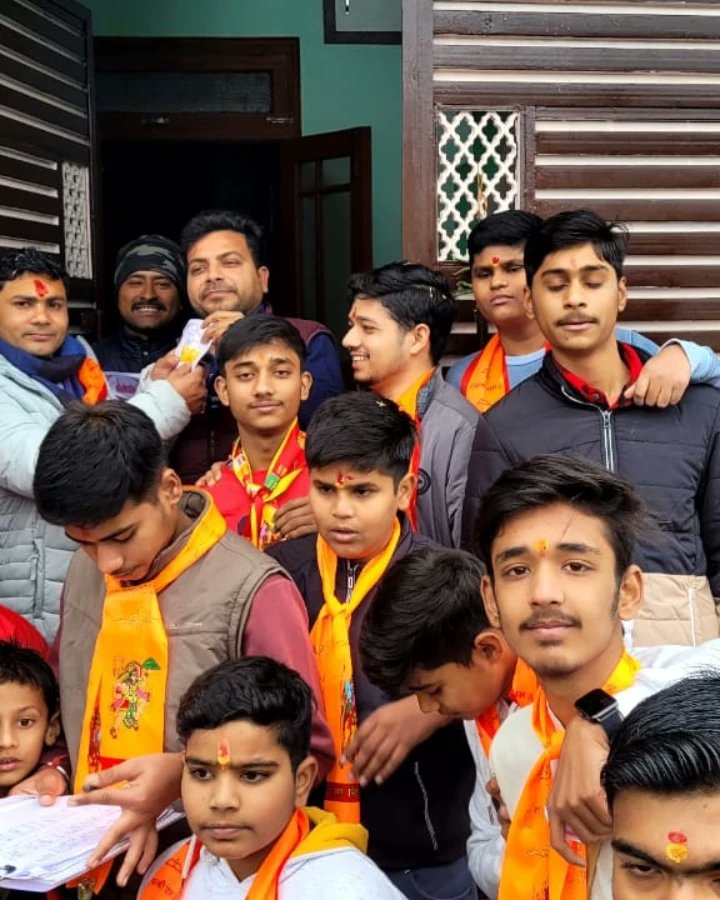 HarshPr18055251's tweet photo. समर्पण  लेने आए थे
         निमंत्रण भी देने आयेंगे ।
हर मंदिर को राम मंदिर
         हर मौहल्ला अयोध्या बनाएंगे ।।

श्री राम अक्षत वितरण कार्यक्रम भगत सिंह बस्ती चांदपुर नगर🚩
                           🚩जय श्री राम 🚩 https://t.co/psjRAs0VWl