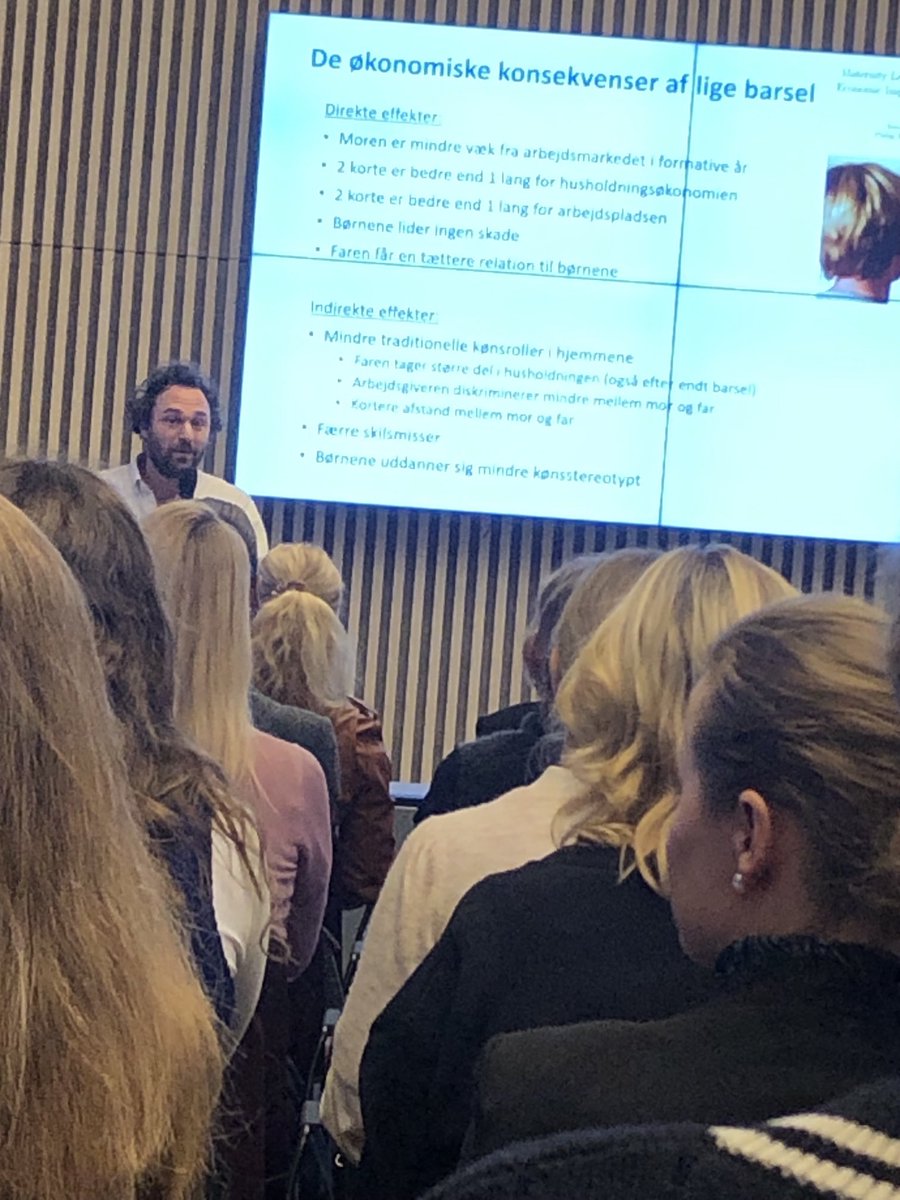 Så er vi i gang med @Barselsalliancens konference, ⁦<a href="/philrosenb/">Philip Rosenbaum</a>⁩ på scenen: lange barselsperioder koster kvinder dyrt i både løn og karrieremuligheder, #childpenalty ⁦<a href="/djoef/">Djøf</a>⁩ ⁦<a href="/DMfagforening/">DM - fagforening</a>⁩ ⁦<a href="/IDAdk/">IDA</a>⁩ ⁦<a href="/taenkEQUALIS/">Tænketanken EQUALIS</a>⁩ #arbejde