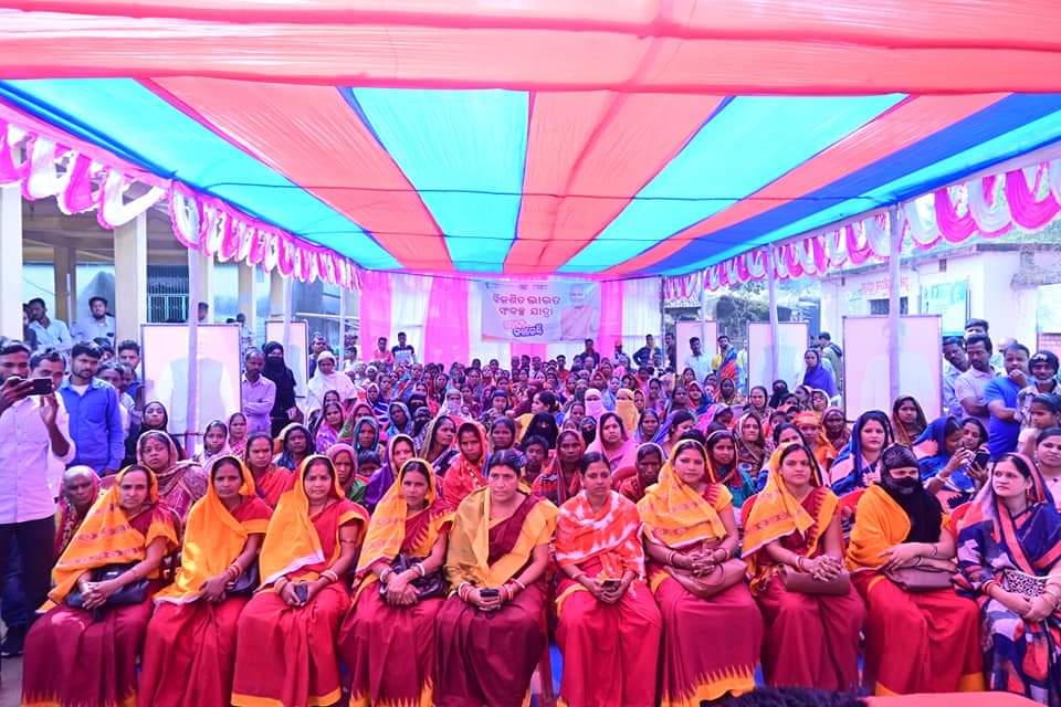 padhi_hemanta's tweet photo. ପ୍ରଧାନମନ୍ତ୍ରୀ ଶ୍ରୀ Narendra Modi  ଙ୍କ ଆହ୍ଵାନରେ ବିକଶିତ ଭାରତ ସଂକଳ୍ପ ଯାତ୍ରା ଧାମନଗର ବ୍ଲକର ମୁସ୍ତାଫାପୁର ପଞ୍ଚାୟତରେ ଅନୁଷ୍ଠିତ ହୋଇଯାଇଛି ।
ପ୍ରଧାନମନ୍ତ୍ରୀ ନରେନ୍ଦ୍ର ମୋଦି ଆଜି ଭିଡିଓ କନଫରେନ୍ସିଂ ମାଧ୍ୟମରେ ବିଭିନ୍ନ ଜନ କଲ୍ୟାଣକାରୀ ଯୋଜନା ବିଷୟରେ ଅବଗତ କରାଇବା ସହିତ ଲାଭାର୍ଥୀମାନଙ୍କ ସହିତ ବାର୍ତ୍ତାଳାପ କରିଛନ୍ତି । https://t.co/ti0kTsEYNM