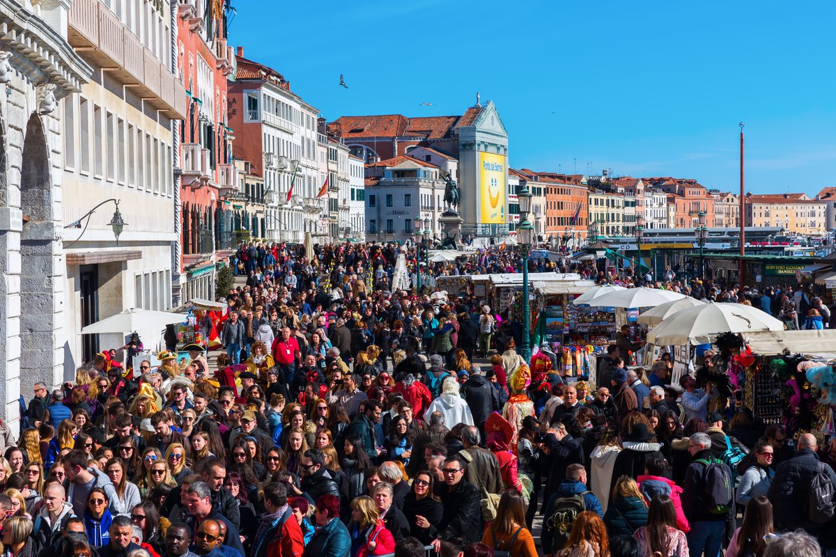 In its latest effort to address the effects of overcrowding in the fragile city, Venice has announced that tour groups in its historic center will be capped at 25 people: bit.ly/47u8PaW