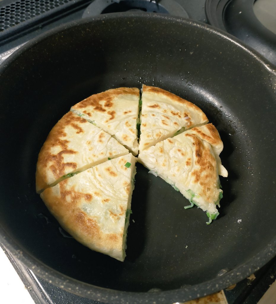 美味しんぼのローピンを作ったよ〜
生地の塩はけっこう強気に撒いていいかも（味薄いと醤油かけたくなる）
ダイソーで買ったクッキーローラーが麺棒代わりに活躍