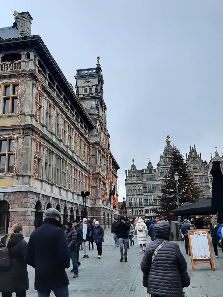 vandaag vieren we in #Antwerpen Verloren Maandag met worstenbrood en appelbollen