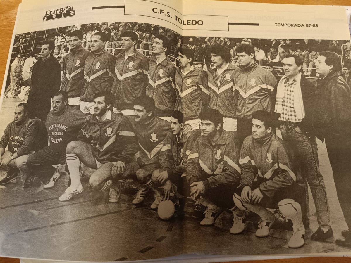 Toledo fue la cuna del fútbol-sala.
 
Equipo 1987-88 con el maestro Zego y unos jóvenes <a href="/8jlorente/">javier lorente penas</a> <a href="/isidrog6730/">isidro garcia</a>
<a href="/PREZTINO/">TINO PÉREZ-MORENO</a> 

x.com/juliancanocmt/…
