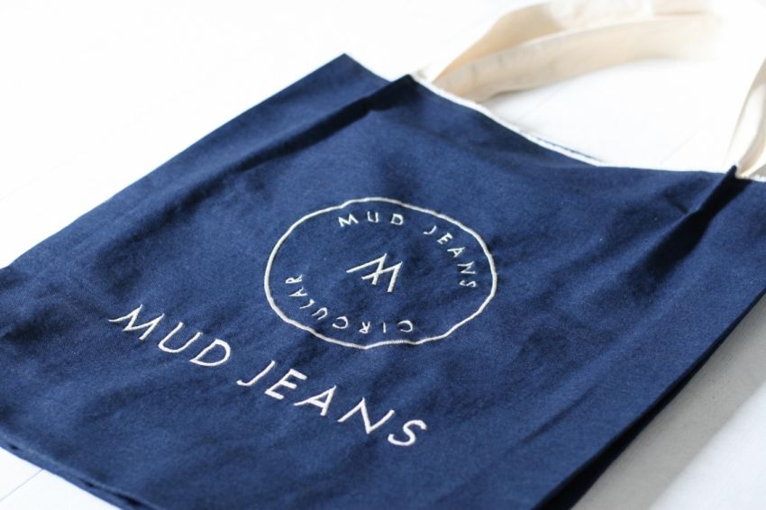 Na Utrecht en Amsterdam is de reparatieservice van Mud Jeans nu ook in de rest van Nederland beschikbaar > bit.ly/4aL2zP3
#retail #MudJeans #reparatie #duurzaam #Mended <a href="/mudjeansNL/">MUD Jeans</a>