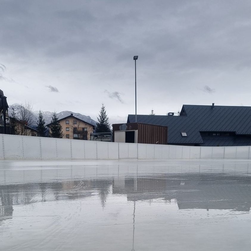 lakebohinj's tweet photo. ❄️🌧️ No sunshine, but we've got ice glassy like a mirror 🪞! Join us for some winter fun at the rink from 10 - 20h. Let's skate our way into joy! ❄️⛸️
#WinterActivities #SkatingFun #NoSunshineNeeded"
#iceskating #winteractivities #winterfun #skating #ice https://t.co/wfT6aqYmLs