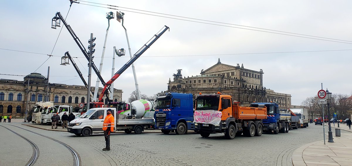 ZenkerLuisa's tweet photo. Etwa 70 Landwirte und Spediteure protestieren vor der Semperoper in #Dresden. Slogan:"Ampel muss weg" Hier ein guter Artikel auch von meinem Kollegen zur Einordnung #Bauernprotest:
https://t.co/eUomUU3HUM #Sachsen https://t.co/3J2GbrYY5z