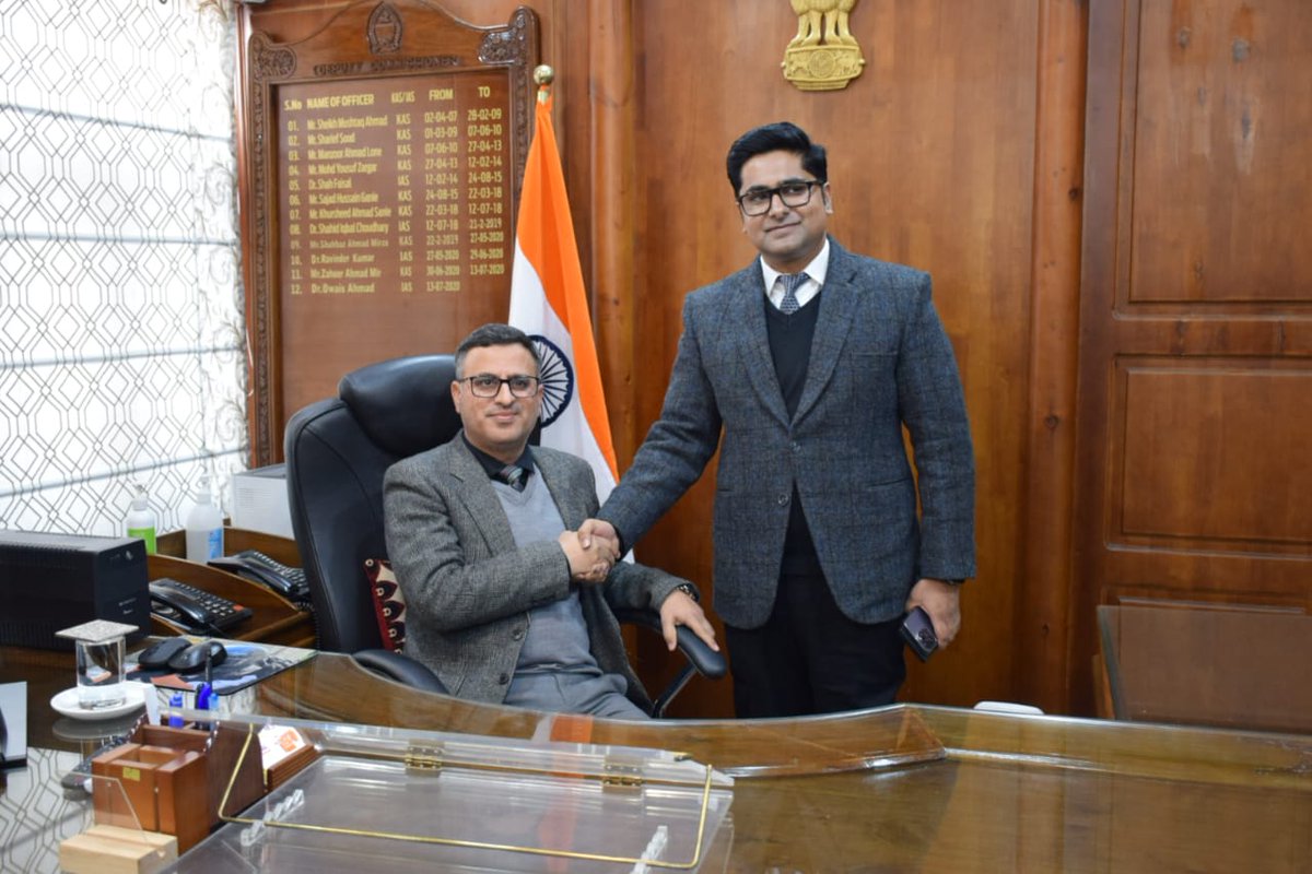 dcbandipora's tweet photo. Shri Shakeel Ul Rehman Rather, IAS, assumes charge as Deputy Commissioner, #Bandipora, relieving incumbent DC Dr. Owais Ahmad, IAS @owais_ias for his new posting as Commissioner, SMC, Srinagar. 

@OfficeOfLGJandK 
@DivComKash
@diprjk 
@ddnewsSrinagar 
@dicbandipora https://t.co/m15ExSoslJ