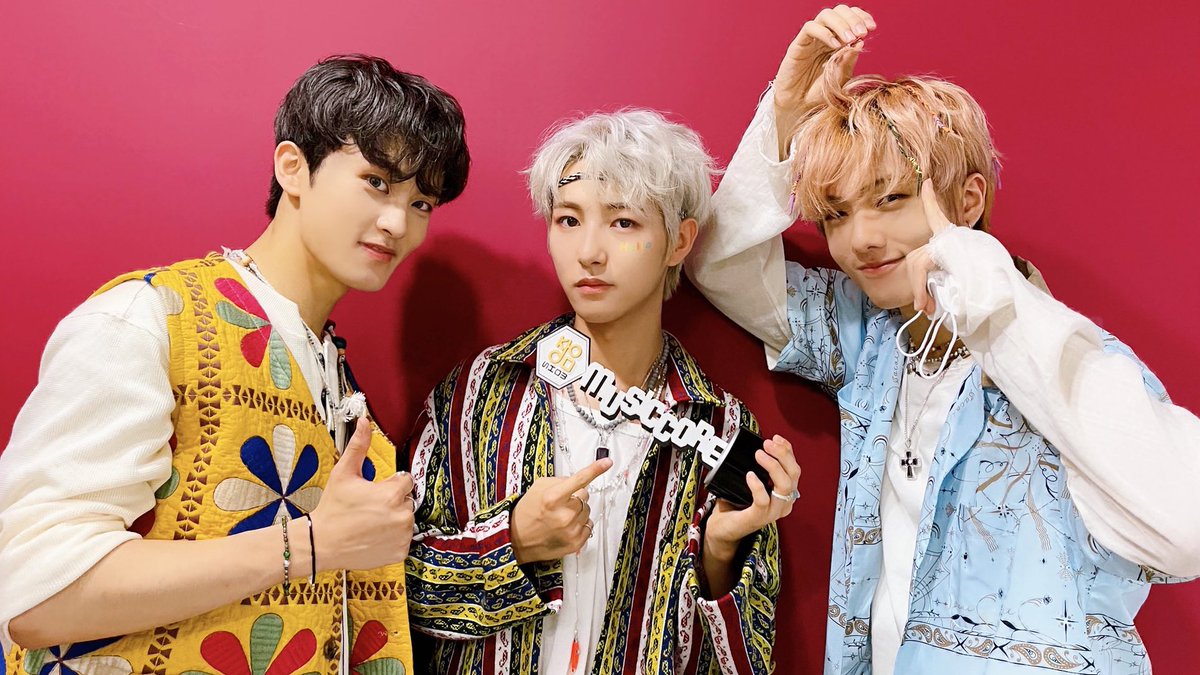 renjuns323's tweet photo. forever in the same order… my lovelies 🥺 https://t.co/4x1b6qnIIT