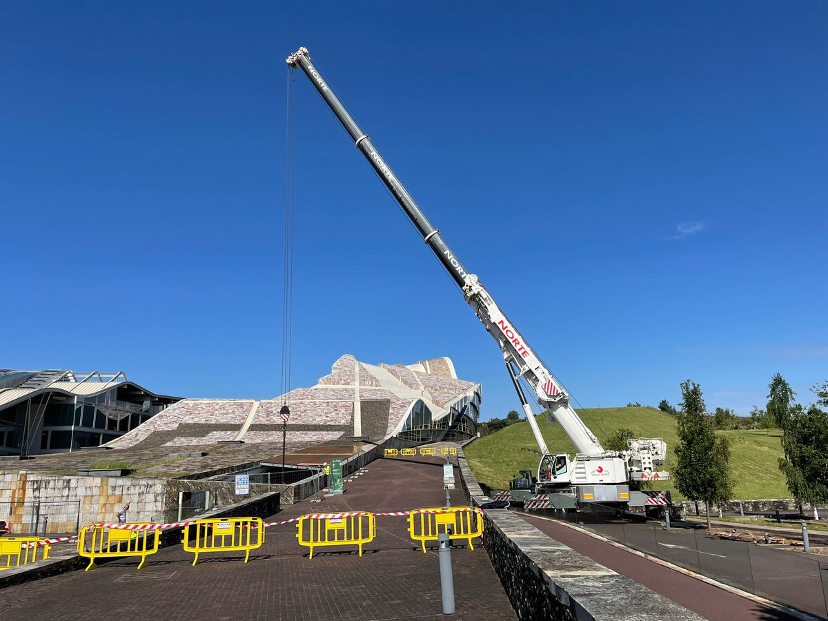 gruas_norte's tweet photo. Nuestra LTM1350 realizando la retirada de una máquina de aire acondicionado en la Ciudad de la Cultura de Galicia.

https://t.co/wAWGOXsS17

#gruasnorte #gruasgalicia #ltm1350 https://t.co/eCSKpj4OYz