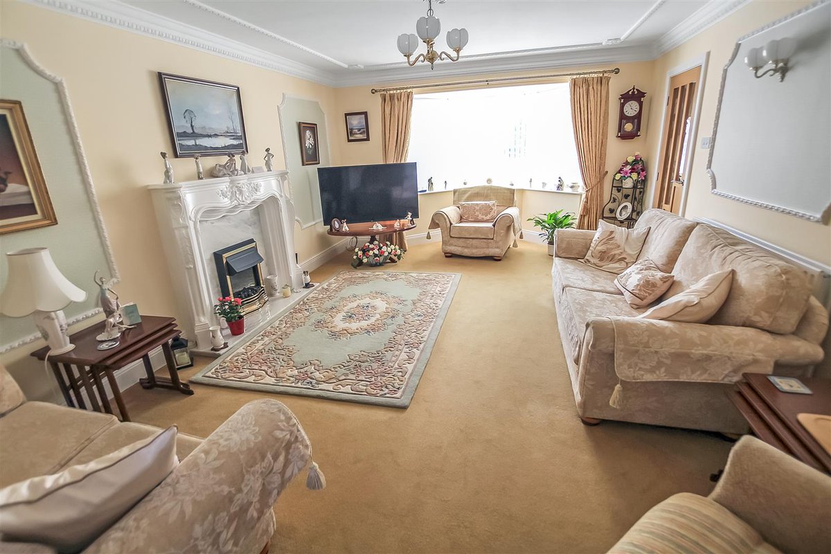 TheCarverGroup's tweet photo. 𝐅𝐚𝐦𝐢𝐥𝐲 𝐩𝐫𝐨𝐩𝐞𝐫𝐭𝐲

This is a lovely detached property in Newton Aycliffe.

With a living room, dining room, snug, study, conservatory, kitchen, 4 bedrooms, family bathroom, en-suite and enclosed rear gardens.

🏡£425,000

🔗https://t.co/MNojN3q1FR https://t.co/gc9Hcpc6sX