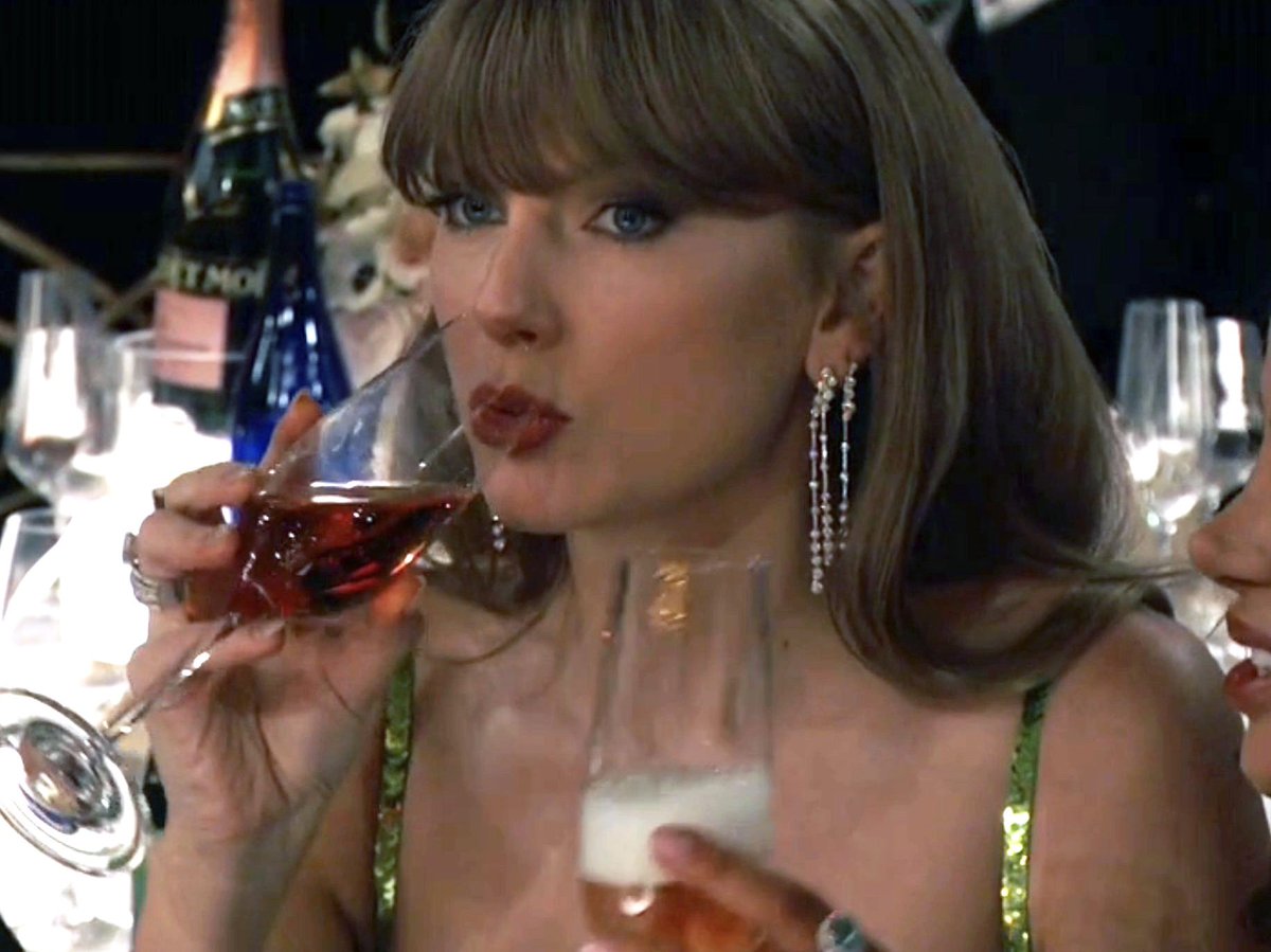 UltraVioletteAU's tweet photo. Me 10 seconds after overhearing piping tea fighting the urge not to tell my bestie, partner, mum, neighbour and dog in front of the tea itself https://t.co/6UevIwmjyz