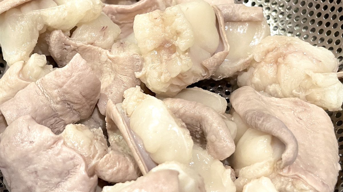 kanda_unabara's tweet image. 最近めちゃハマっている
吉池の『牛ソフトもつ』

いわゆる小腸(ホソ)なのだが、一切れが大きく、モツ鍋に入れるとプリップリで最高に美味い。正直下手なモツ鍋屋はもちろん、その辺の有名店より美味い。自宅モツ鍋はこれ以外考えられなくなってしまいました。

無水牡蠣、生うどんに続く激推し商品。