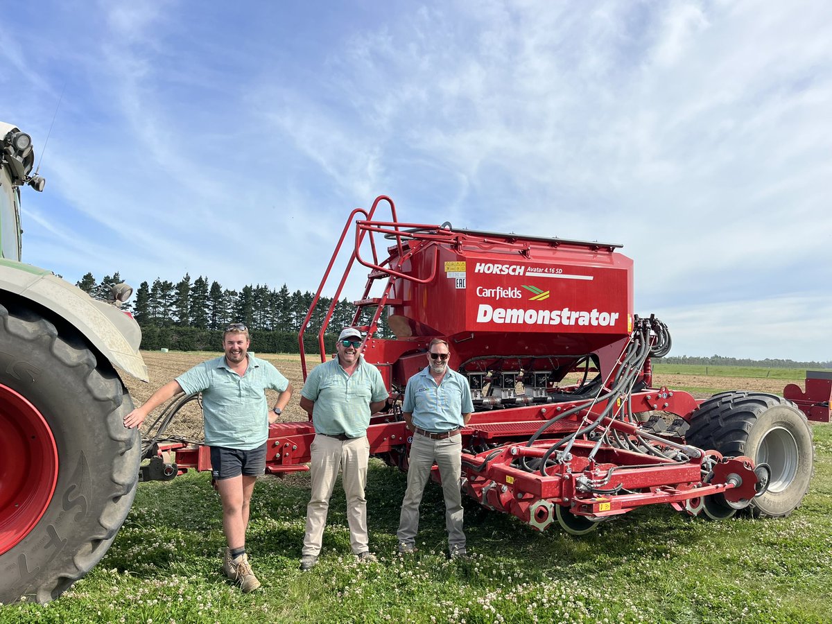 ChrisSmithnz's tweet photo. Thanks to Carrfields doing a great job, direct drilling buckwheat into the pea vine residue with their demonstrator Horsch Avatar at our Future Farming Systems trial. #FAR #carrfields #Horsch https://t.co/8xcCsFQqSm