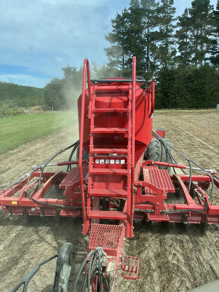 ChrisSmithnz's tweet photo. Thanks to Carrfields doing a great job, direct drilling buckwheat into the pea vine residue with their demonstrator Horsch Avatar at our Future Farming Systems trial. #FAR #carrfields #Horsch https://t.co/8xcCsFQqSm