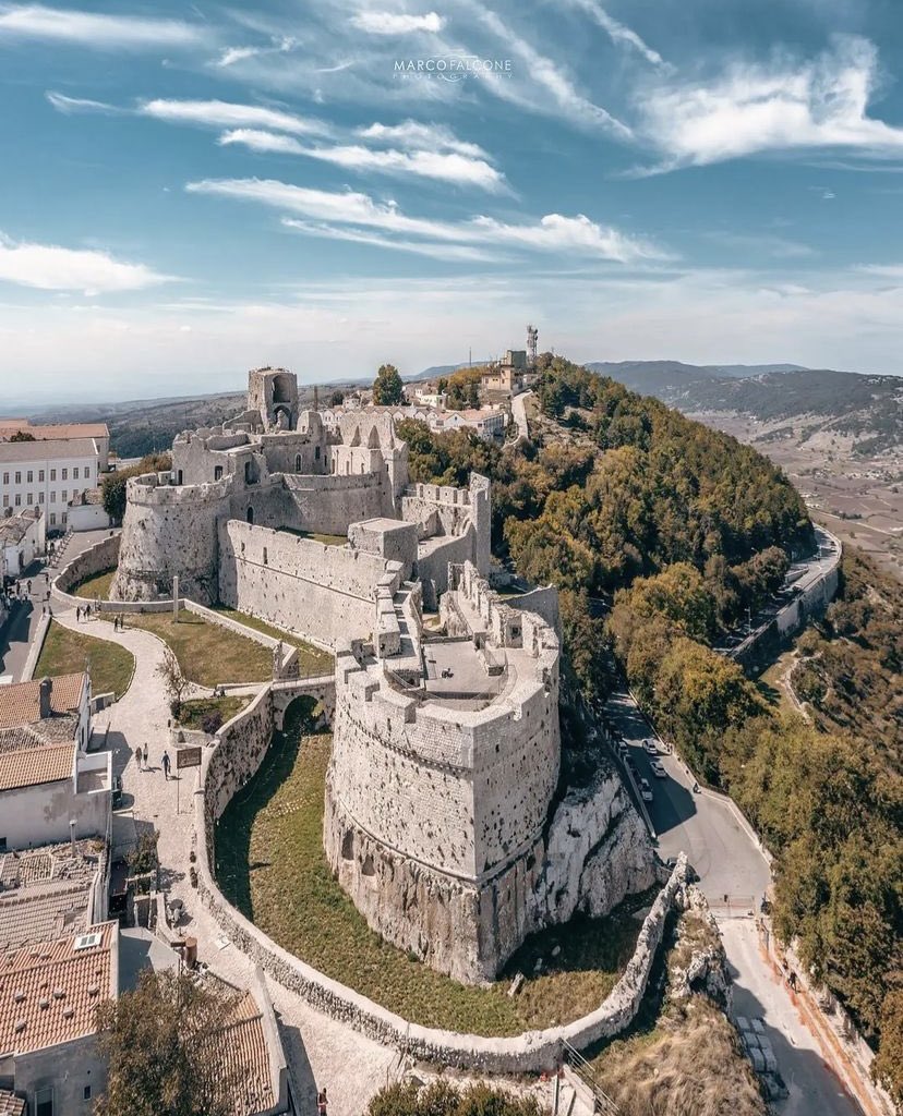 📸 Cartolina dal #Gargano 📍 #MonteSantAngelo   📎 marcofalconephotography