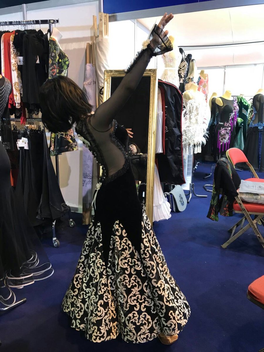 MarikoDance's tweet photo. ⑥黒ベルベット
ポーランド DANCEBOX製
サイズ:S-M

ブラックプールで一目惚れした個性的なドレス。石がないので軽くて踊りやすく、それでいてよく目立ちます。

付属品:なし https://t.co/E4iMFRh3x2