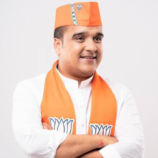 Divya_desai143's tweet photo. મજુરાના ધારાસભ્ય અને ગૃહ રાજ્યમંત્રી શ્રી @sanghaviharsh ને જન્મદિવસની હાર્દિક શુભકામનાઓ.

ભગવાન શ્રી દ્વારકાધીશ આપને નિરોગી સ્વાસ્થ્ય અને દીર્ઘાયુષ્ય અર્પે એજ પ્રાર્થના. @BJP4Gujarat @AmitShah @deepakrajani123 @ganpat__desaii @narendramodi @Janak_Sutariyaa @MavjidesaiBJP https://t.co/Ury96Uk3sL