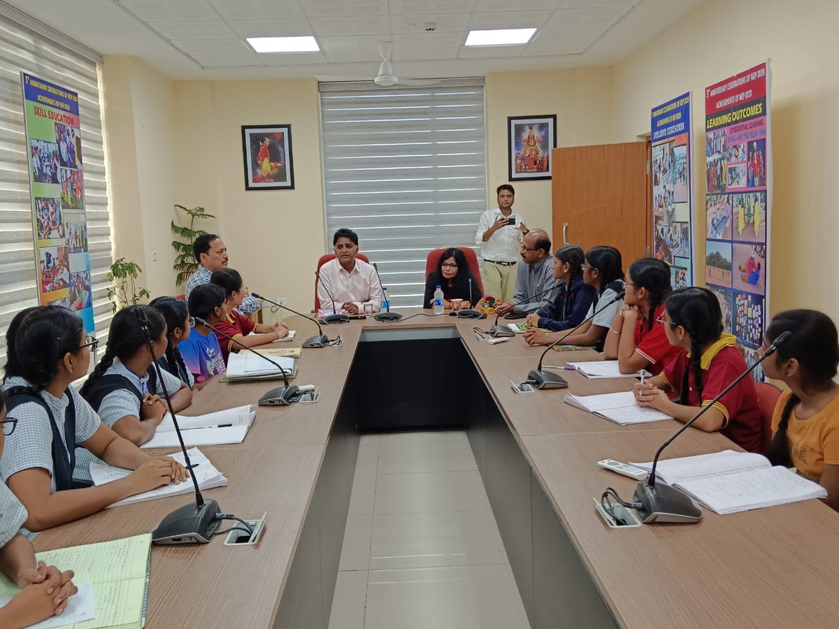 JyotiVigyan's tweet photo. Dr. Singh's @VandanaDST interaction with VJ Scholars of KC Rangareddy has paved the way for a brighter future in #STEM careers for girls. Her inspiring words shed light on ample scholarship opportunities for higher education, empowering young girls to reach their full potential. https://t.co/jrywV7qmID