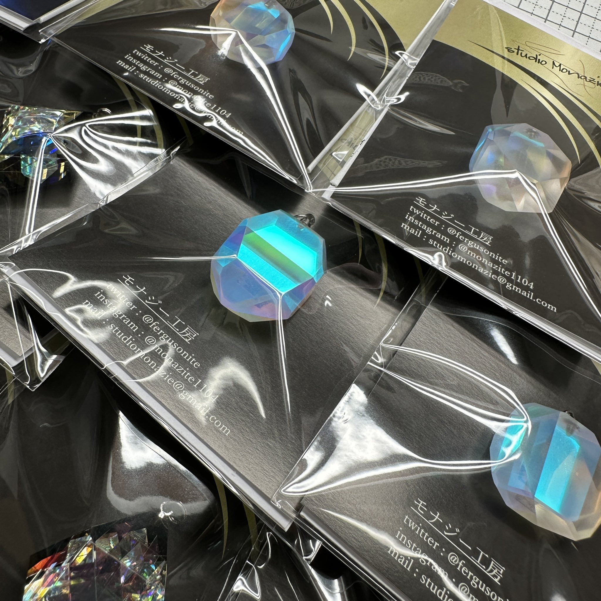 モナジー工房 「虹の結晶」積層ガラス研磨アクセサリー専門制作 モナジー工房 「虹の結晶」積層ガラス研磨アクセサリー専門制作