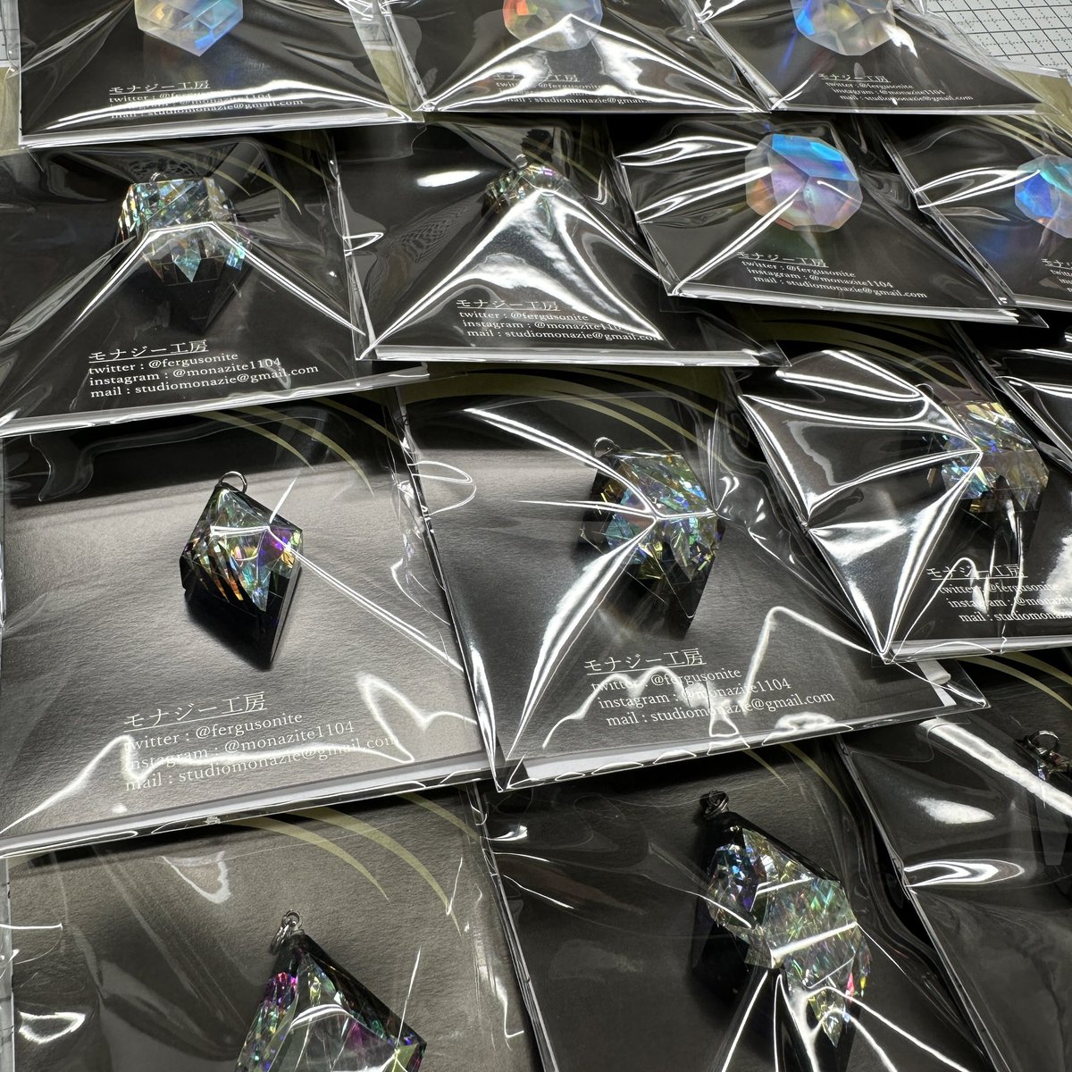 虹の結晶　モナジー工房 モナジー工房 ｢虹の結晶｣積層ガラス研磨アクセサリー専門制作 on