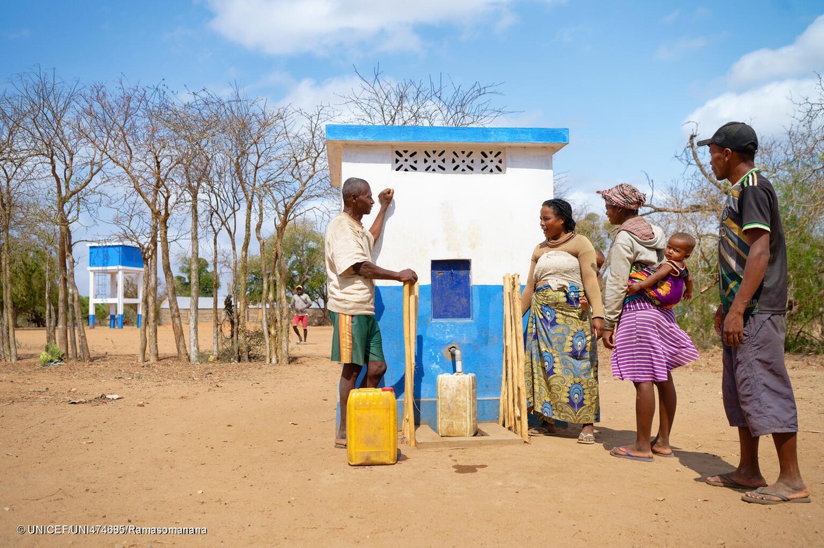 UNICEFMada's tweet photo. L’eau n’est pas un privilège, c’est un droit, et ce, peu importe qui l’on est et d’où l’on vient.

C’est la raison pour laquelle, l’ @UNICEFMada  appuie l’approvisionnement en eau potable dans le sud aride de Madagascar.
Lire l'article dans ce lien ⬇️
https://t.co/0bleNpv38w https://t.co/ogw3oXeaR7