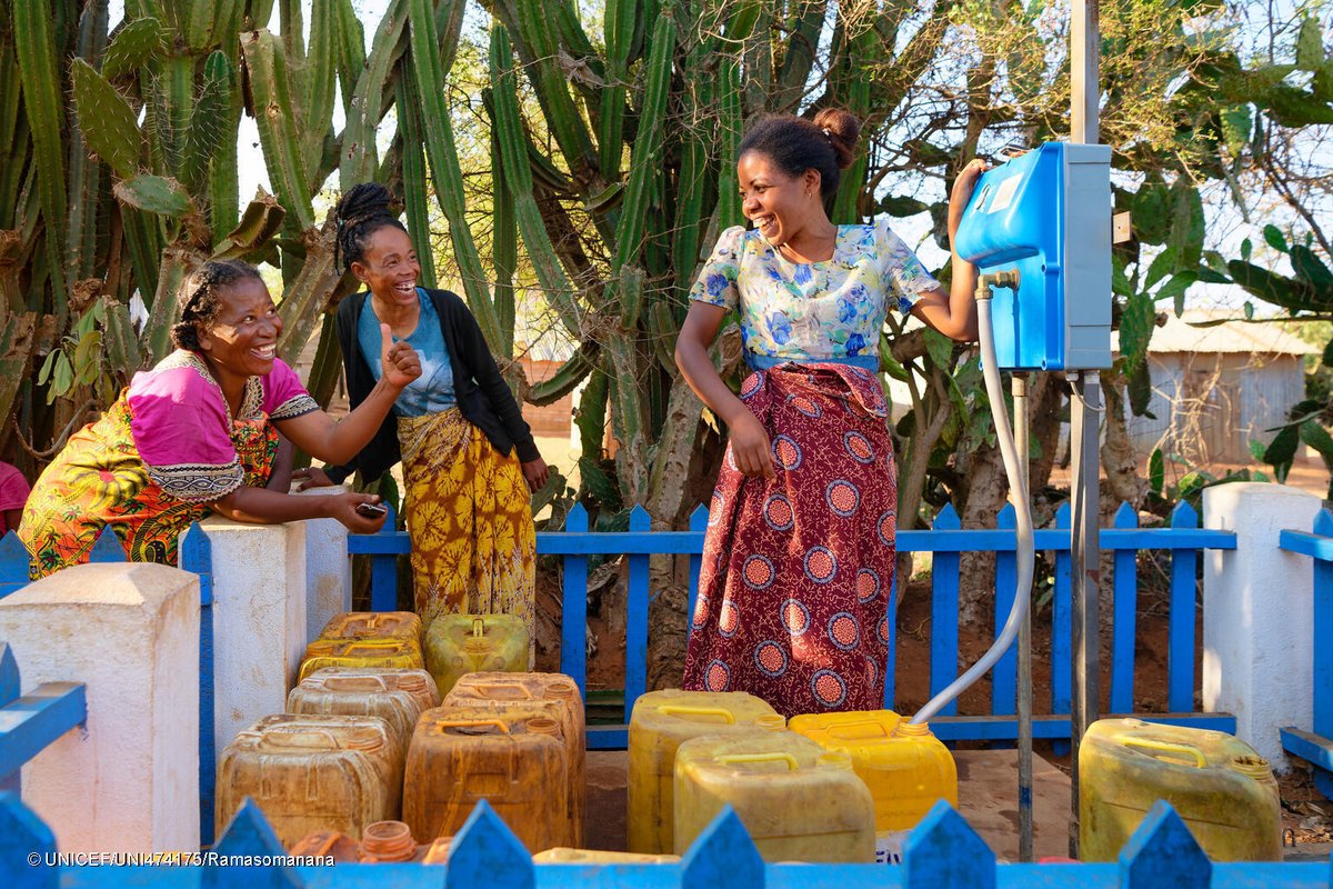 UNICEFMada's tweet photo. L’eau n’est pas un privilège, c’est un droit, et ce, peu importe qui l’on est et d’où l’on vient.

C’est la raison pour laquelle, l’ @UNICEFMada  appuie l’approvisionnement en eau potable dans le sud aride de Madagascar.
Lire l'article dans ce lien ⬇️
https://t.co/0bleNpv38w https://t.co/ogw3oXeaR7
