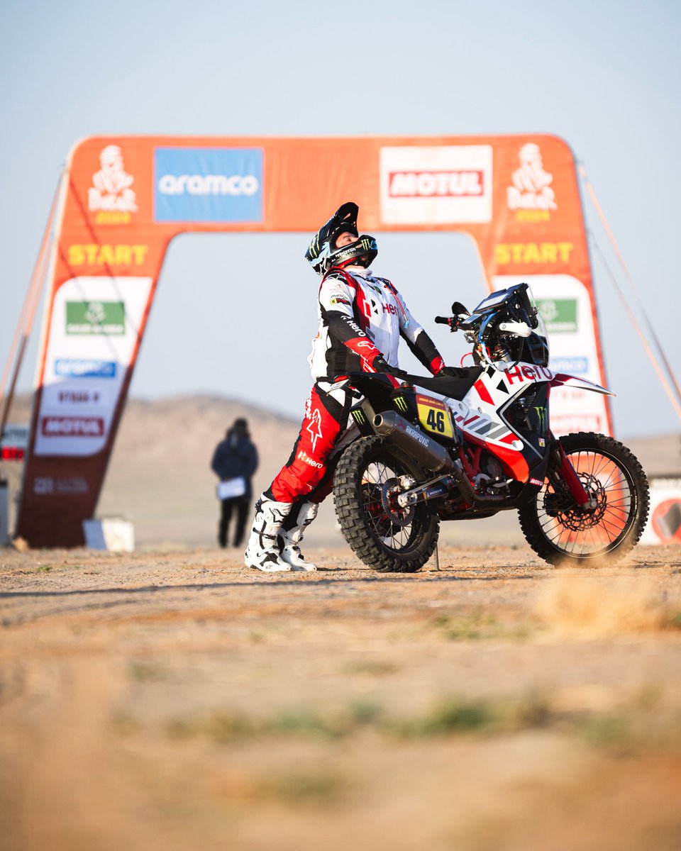 🏍 Overall leader @rossbranch_111 stretching before the start of Stage 3.

#Dakar2023