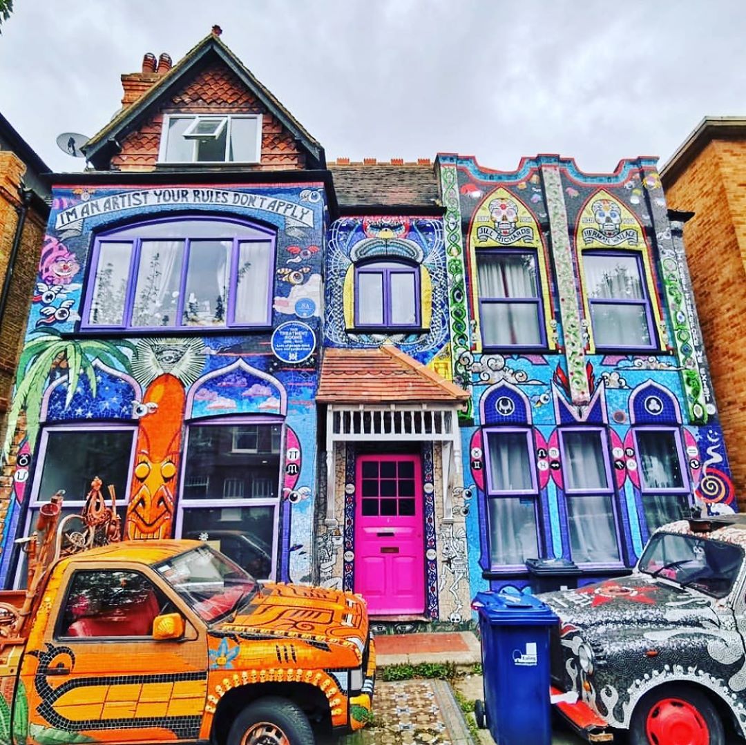 Carrie Reichardt, UK artist, a figurehead for the Craftivism movement, has spent almost 20 years transforming her house on a quiet London street into a mosaic-covered wonder #WomensArt #MondayMotivation