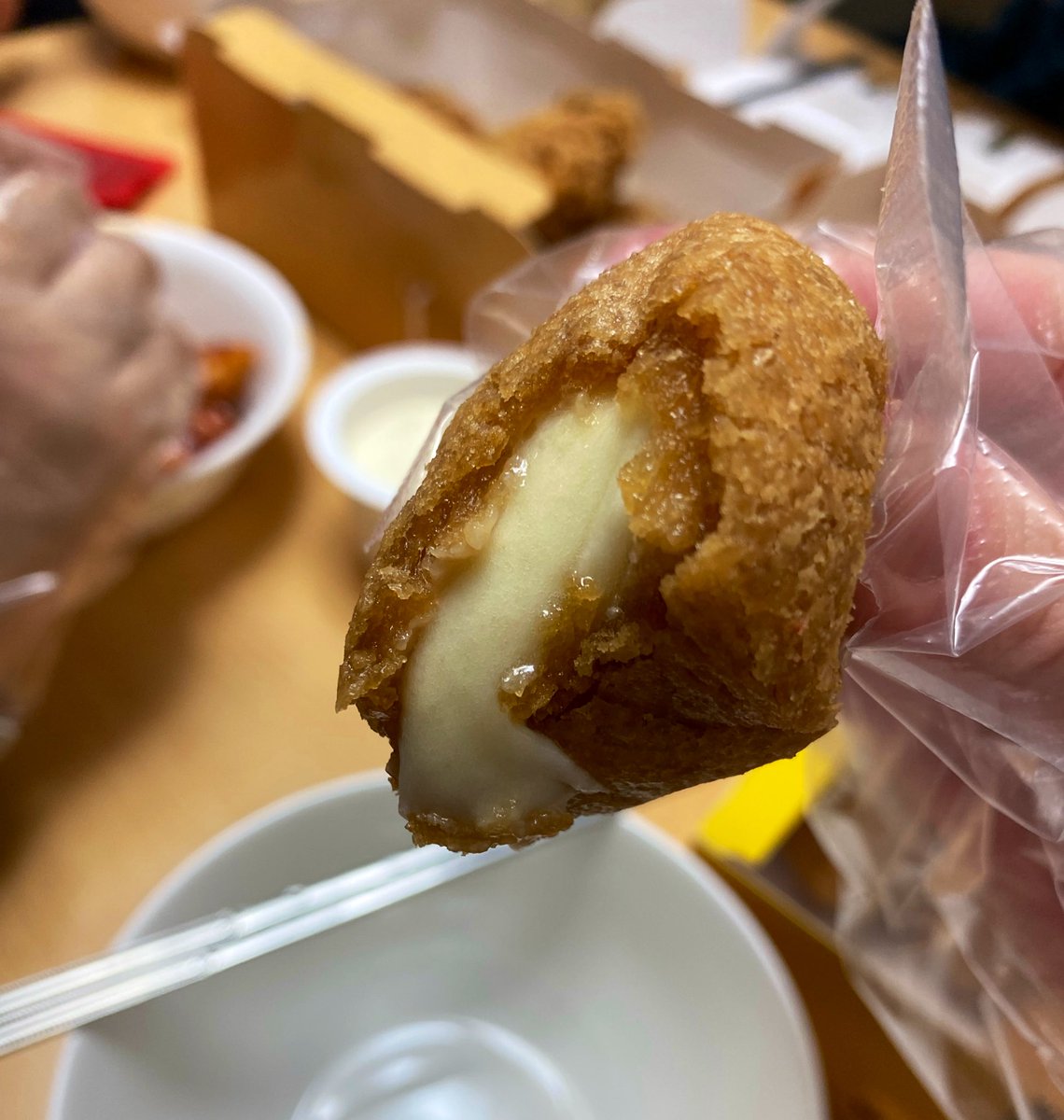 【韓国🇰🇷】チーズボール食べ比べ🧀【bhc/bb.q/キョチョン】
チーズボール大好き！🥹💕韓国の有名チキン店チーズボール食べ比べ私的ランキング🤭
３位➡︎bb.q (１枚目)
２位➡︎キョチョンチキン(２枚目)
１位➡︎✨bhc✨(３枚目)
bhc食べたらわかる🥹✨
#ブログ #フォロバ100 #グルメ #韓国 #旅行